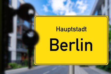 Bir ev anahtarı ve büyük harf Berlin.