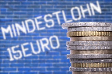 Avrupa sikkeleri ve Almanca 'da 15 Euro asgari ücretle çalışan bir duvar