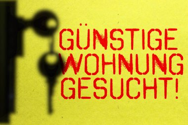 Arka planda bir polis karakolu ve Berlin haritası var.