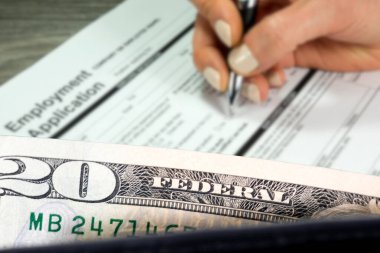 Dolar faturası ve iş sözleşmesi imzalayan genç bir kadın.