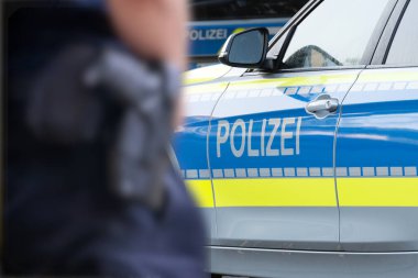 Alman polisinden bir polis ve bir polis arabası.