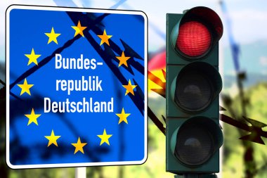 Federal Almanya Cumhuriyeti, dikenli tellerin ve kırmızı trafik ışığının arkasındaki tabelayı, kapalı sınırların sembolü olarak imzaladı.