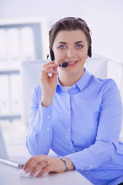 Ernstige Mooie Jonge Vrouw Die Werkt Als Support Telefoon Operator — Stockfoto