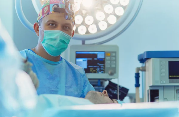Dokter Bedah Pria Ruang Operasi — Stok Foto