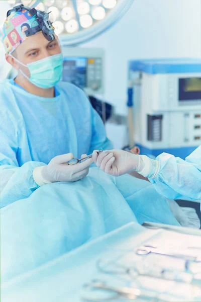 Ameliyat Odasında Arka Planda Erkek Cerrah Var — Stok fotoğraf