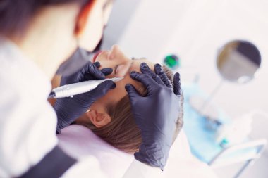 Mikroplu kaşlar güzellik salonunda akıyor.