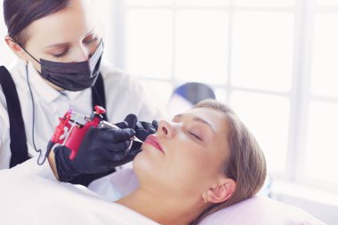 Kalıcı Kalıcı Kaşlara Makyaj Uygulayan Kozmetikçi.