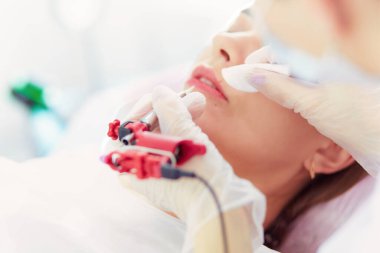 Kırmızı dudaklı genç bir kız kalıcı makyaj, mikro pigmentasyon.