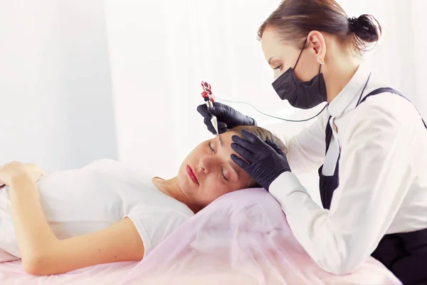 Young Woman Undergoing Procedure Eyebrow Permanent Makeup Beauty Salon — Stock Photo, Image