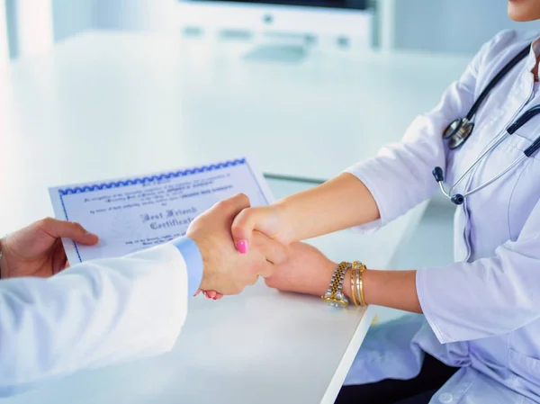 Arzt Schüttelt Einem Auf Weißem Hintergrund Isolierten Patienten Die Hand — Stockfoto