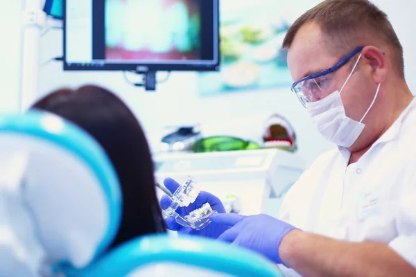 Retrato Dentista Que Trata Los Dientes Una Paciente Joven — Foto de Stock