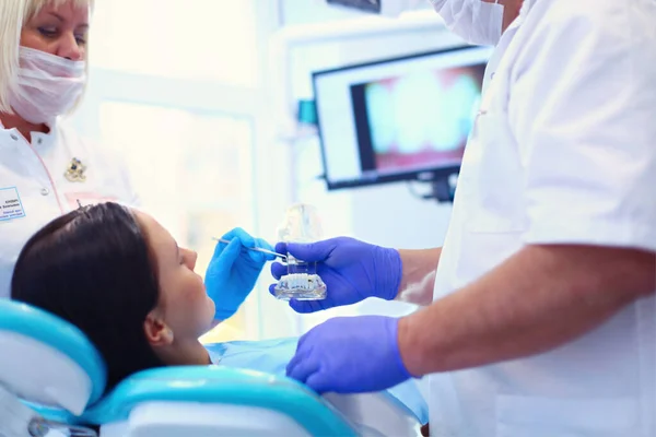 Retrato Dentista Que Trata Dentes Paciente Jovem — Fotografia de Stock