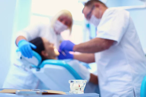 Homem Dentista Com Mulher Paciente Clínica — Fotografia de Stock