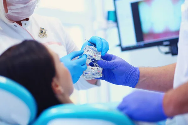 Diş Muayenehanesinde Kıdemli Erkek Dişçi Kadın Hastayla Konuşuyor Tedaviye Hazırlanıyor — Stok fotoğraf