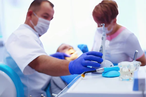 Detail Van Hand Houden Tandheelkundige Hulpmiddelen Tandheelkundige Kliniek Tandartsconcept — Stockfoto