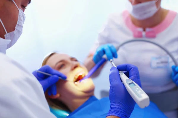 Retrato Dentista Que Trata Los Dientes Una Paciente Joven — Foto de Stock