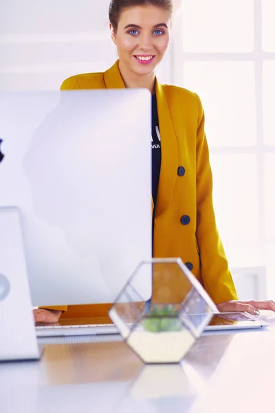 Portrait Beautiful Business Woman Standing Her Workplace — Stock Photo, Image