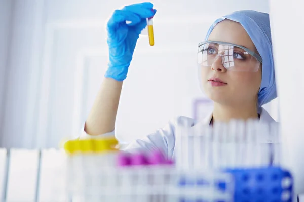 Kvinnlig Medicinsk Eller Vetenskaplig Forskare Eller Kvinnlig Läkare Som Tittar — Stockfoto