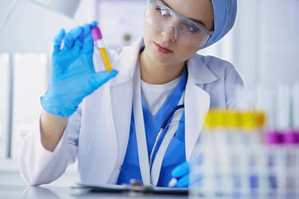 Asistent Laborator Femeie Care Analizează Probă Sânge — Fotografie, imagine de stoc