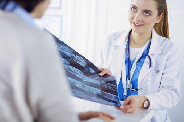 Genç Doktorlar Klinikte Röntgen Görüntüleri Üzerinde Çalışıyorlar — Stok fotoğraf