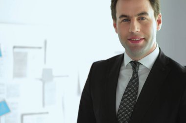 Dışarıda duran kendinden emin bir iş adamının portresi.