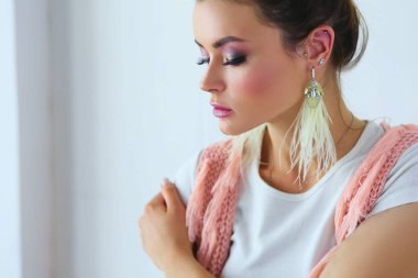 Güzel bir kadın portresi. Beyaz arkaplanda izole.