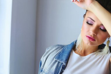 Pencerenin yanında duran güzel kadın portresi. Beyaz arka planda izole edilmiş..