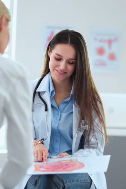 Doktor ve hasta masada otururken bir şey tartışıyorlar. İlaç ve sağlık hizmetleri kavramı.