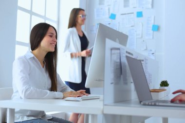 Ofiste dizüstü bilgisayarda çalışan çekici kadın. İş adamları.