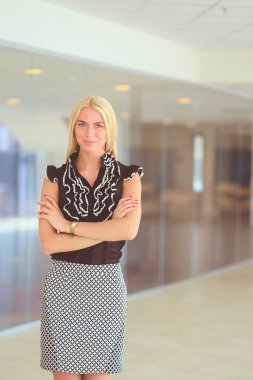 İş kadını ofiste ön planda duran