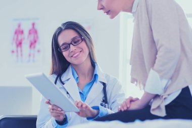 Doktor ve hasta masada otururken bir şey tartışıyorlar. İlaç ve sağlık hizmetleri kavramı.