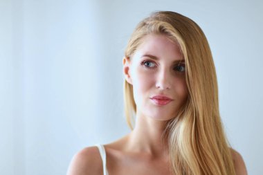 Gri arka planda izole edilmiş güzel bir kadının portresi..