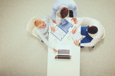 Laptop ile onların masada oturan iki iş adamları. Üstten Görünüm.