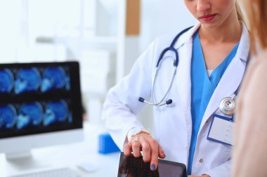 Doktor ve hasta masada otururken bir şey tartışıyorlar. Tıp ve sağlık hizmetleri kavramı. Doktor ve hasta..