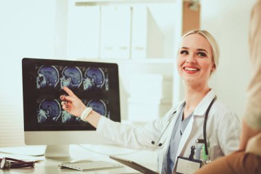 Doktor ve hasta masada otururken bir şey tartışıyorlar. Tıp ve sağlık hizmetleri kavramı. Doktor ve hasta..