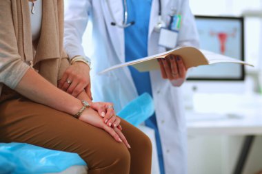 Doktor ve hasta masada otururken bir şey tartışıyorlar. Tıp ve sağlık hizmetleri kavramı. Doktor ve hasta..