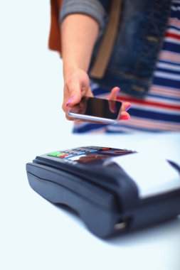 Müşteri ile smartphone Nfc teknolojisi kullanılarak dükkanda ödüyor. NFC teknolojisi. Müşteri ödeme.
