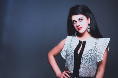 Gri arka plan üzerinde duran güzel kadın. Güzel kadın.