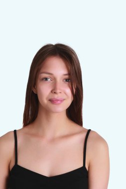 Siyah elbiseli, akşam makyajlı güzel bir kadın..