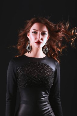 Siyah elbiseli, akşam makyajlı güzel bir kadın..
