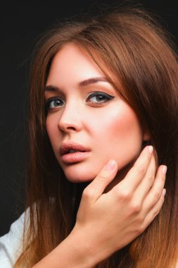 Siyah arka plan üzerine izole güzel bir kadın portresi. Güzel bir kadın portresi.