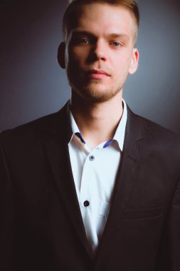 Ayakta, gri arka plan üzerinde izole delikanlı. Genç erkekler