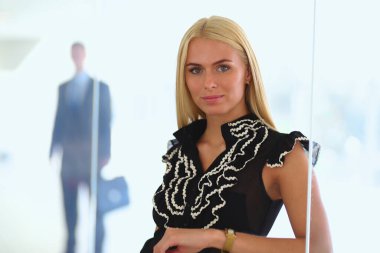 İş kadını ofiste ön planda duran