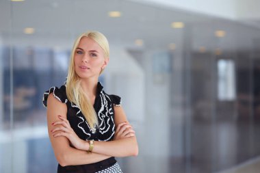 Güzel sarışın bir iş kadını ofis kapısını açıyor.