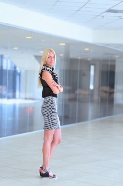 Güzel sarışın bir iş kadını ofis kapısını açıyor.