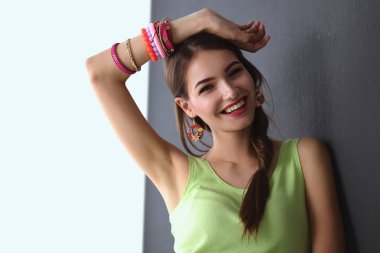 Genç güzel kadın ayna, Masa başında oturan yakınındaki makyaj yapma.