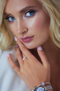 Güzel genç kadın portresi, ofiste oturuyor.