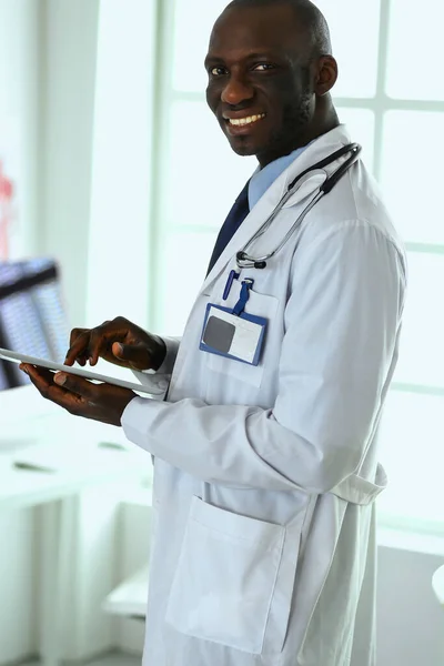Портрет Молодого Африканського Лікаря Який Тримає Пацієнтів Рентгенівським — стокове фото