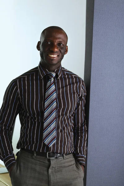 Πορτρέτο Ενός Όμορφου Μαύρου Επιχειρηματία Στο Γραφείο — Φωτογραφία Αρχείου