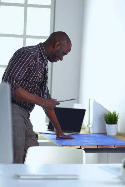 Ofiste Bilgisayar Planlarla Çalışan Afrikalı Amerikalı Bir Mimar — Stok fotoğraf